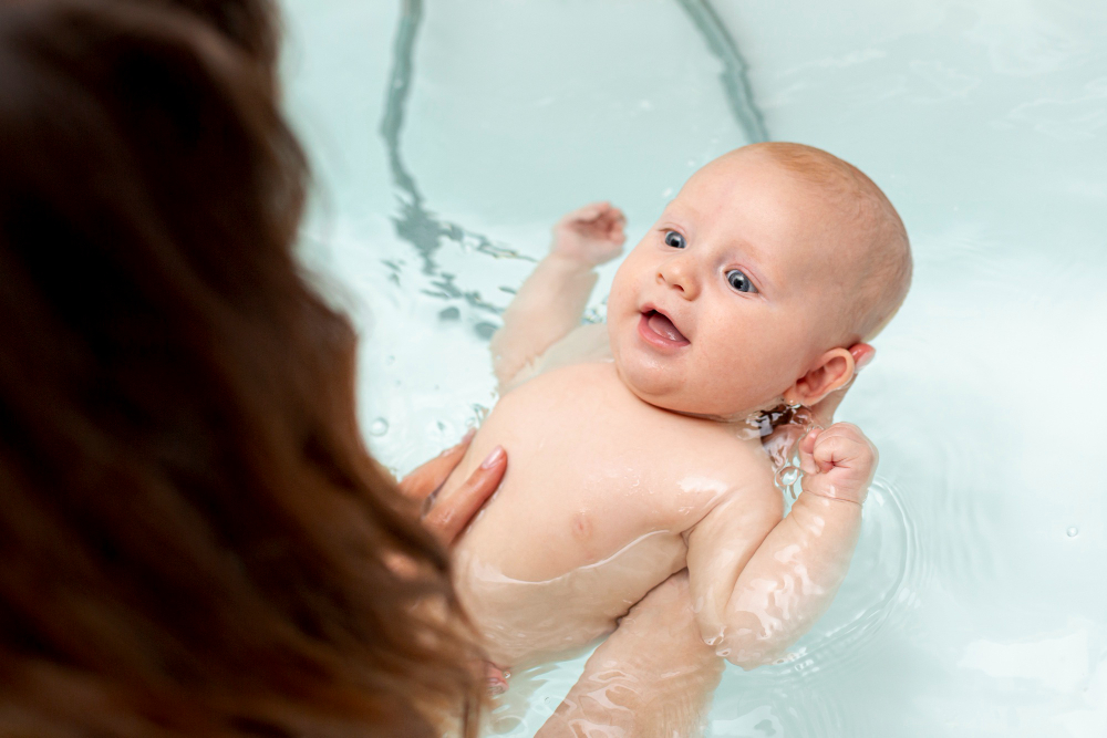 Rahasia Memandikan Bayi, Waktu Emas Agar Si Kecil Tak Gampang Masuk Angin