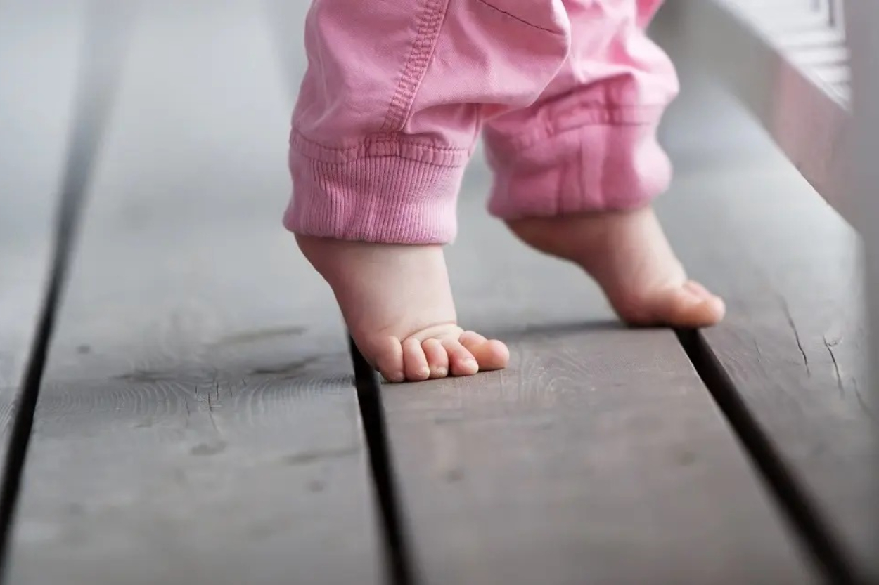 Waspada Toe Walking! Anak Sering Jalan Jinjit, Apakah Ini Tanda Penyakit Serius yang Harus Diperhatikan?