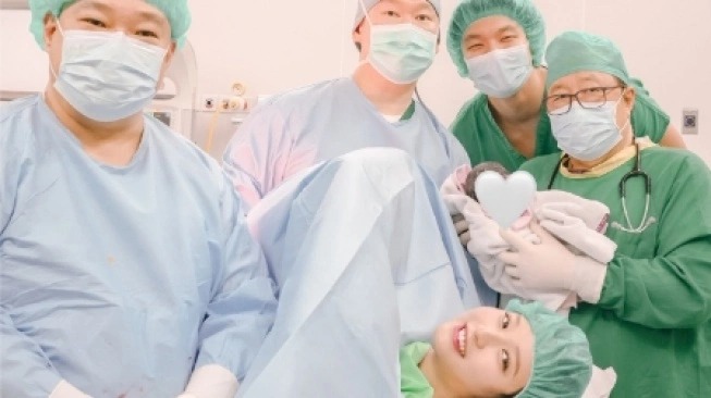 Vior Melahirkan! Wajah Baby Vinica Bikin Penasaran, Secantik Namanya?