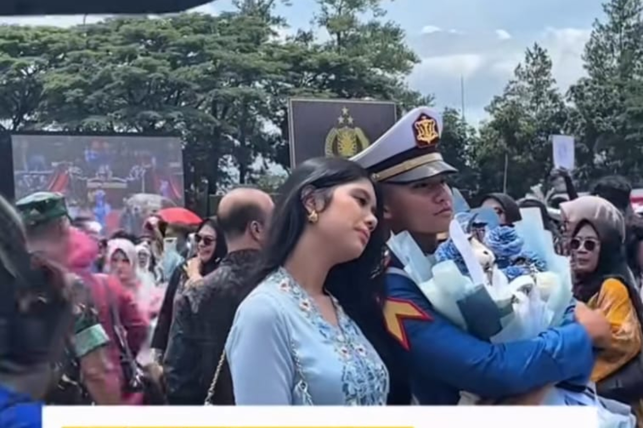 Aira Yudhoyono dan Taruna Rizky Bantayan Mesra di Wisuda Akpol, Ada Apa Nih?