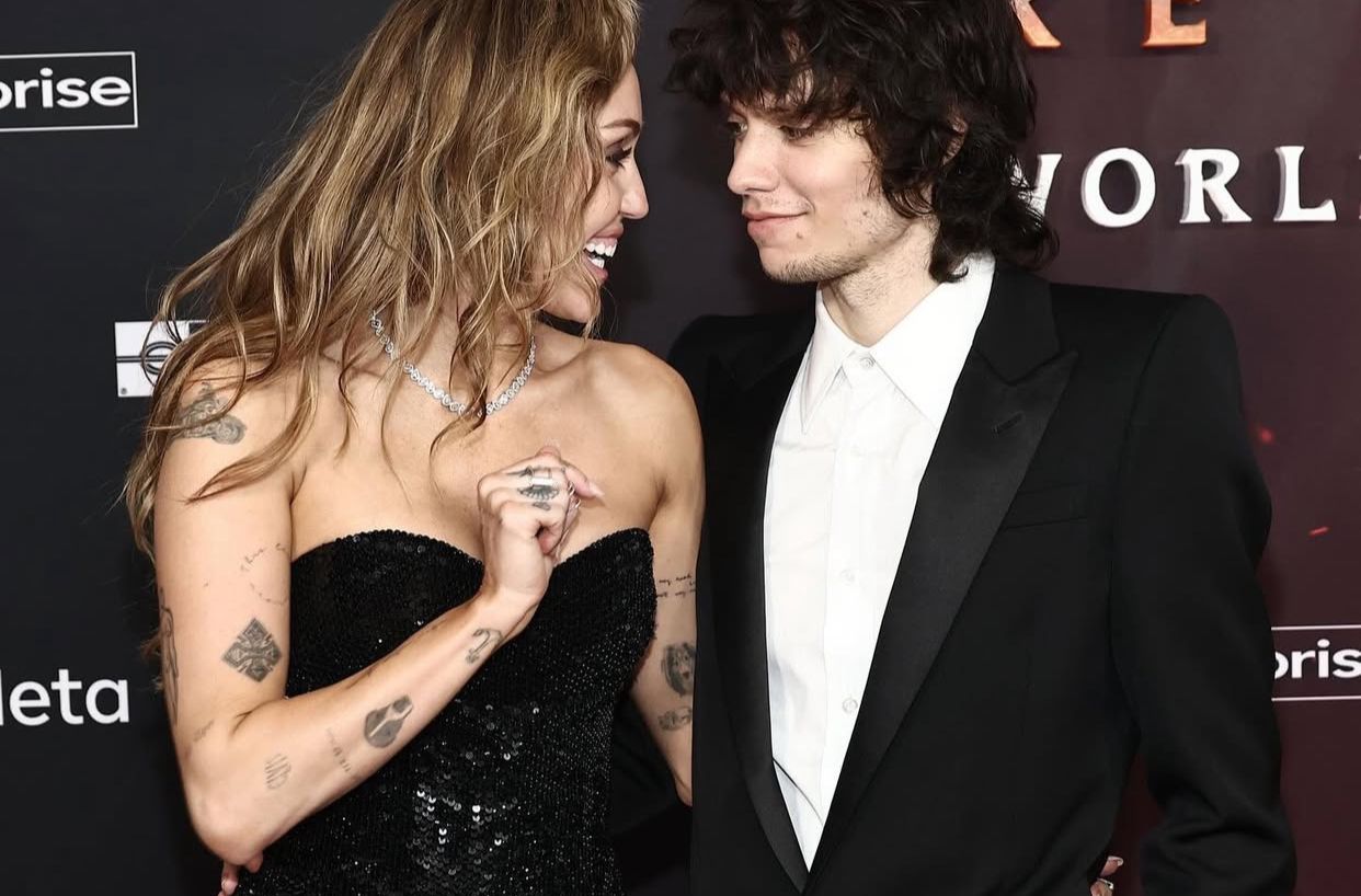 Cincin Berliannya Bikin Heboh, Miley Cyrus Umumkan Pertunangan dengan Maxx Morando