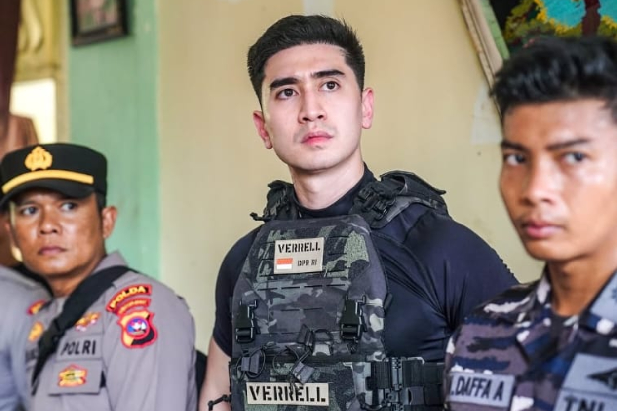 Verrell Bramasta Bongkar Isi Rompi yang Dipakai Saat Kunjungi Korban Bencana, Ternyata Bukan Anti-Peluru!