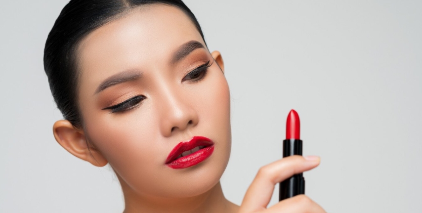 Perbedaan Lipstik Satin dan Glossy, Serta Kelebihan dan Kekurangannya untuk Pemakaian Sehari-hari