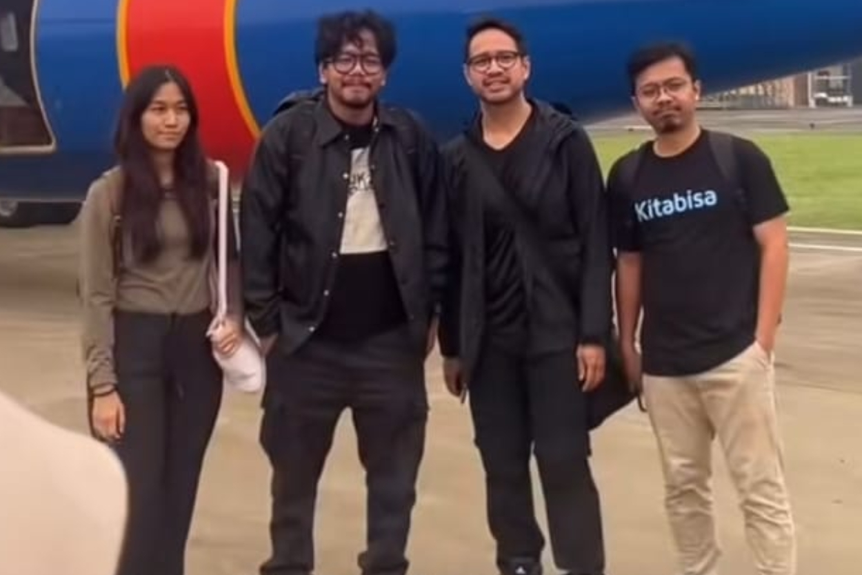Ferry Irwandi Terbangkan Bantuan Rp 10,3 M untuk Sumatera, Warganet Justru Nanya ke Mana Wapres Gibran?