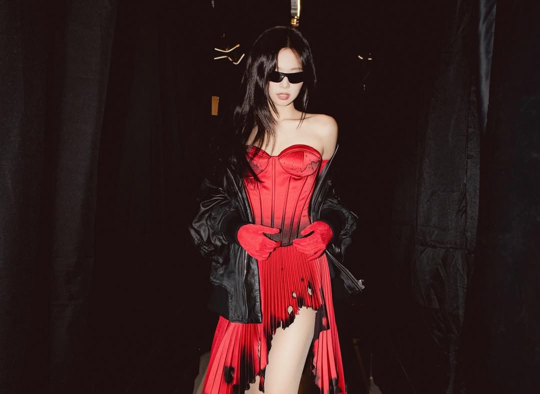 Penampilan Sensasional Jennie BLACKPINK Saat Manggung, Kenakan Rok Efek Terbakar, Aura Divanya Bikin Terpana