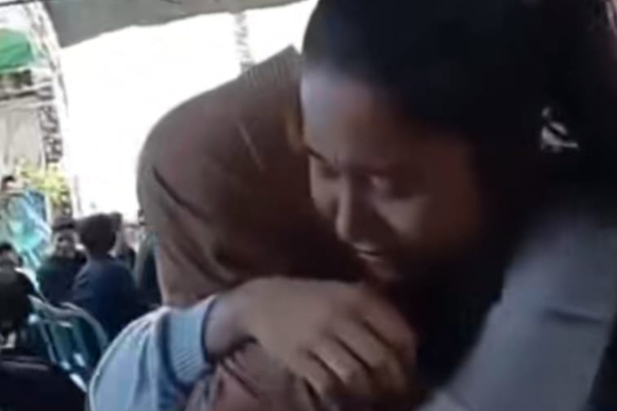 Sudah Cerai, Azizah Salsha Tetap Hadir di Rumah Duka Ayah Pratama Arhan: Momen Pelukan Penuh Haru Terekam