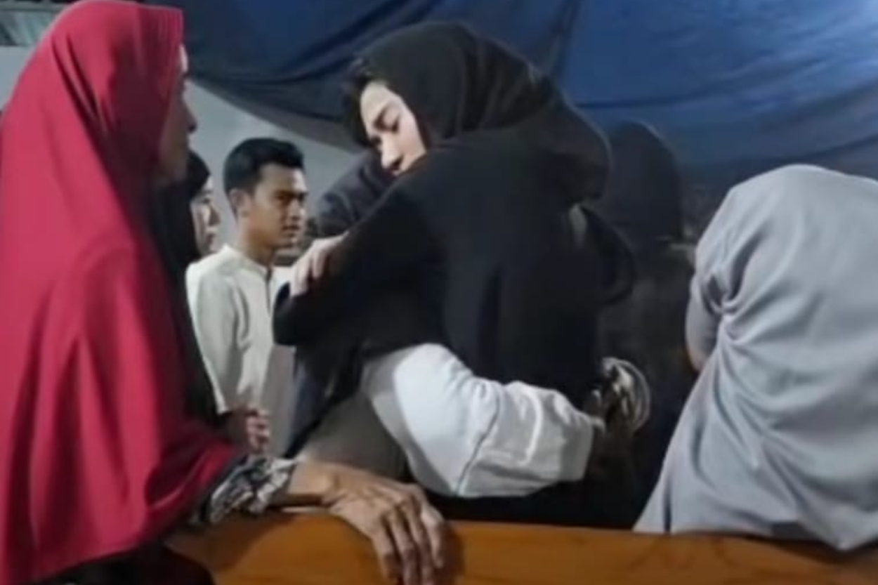 Azizah Salsha Peluk Erat Mantan Ibu Mertua Saat Melayat, Kontras dengan Sikap Cuek Pratama Arhan