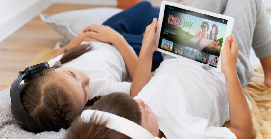 Bahaya Terlalu Lama Screen Time bagi Anak dan Cara Efektif Mencegahnya