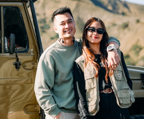 Baru Resmi Cerai, Eza Gionino Terciduk Foto Bareng Cewek Cantik di Bromo