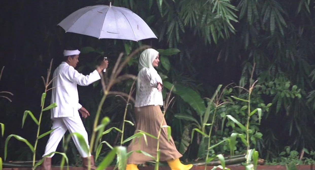 Romantis di Pinggir Sawah, Dedi Mulyadi Bikin Netizen Berspekulasi soal Pacar Baru