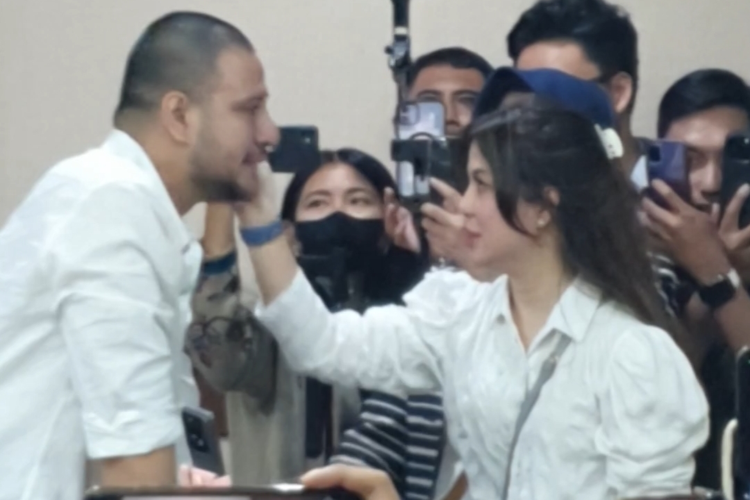 Tangis Haru Ammar Zoni Pecah di Pelukan Dokter Kamelia Saat Sidang Perdana di PN Jakpus
