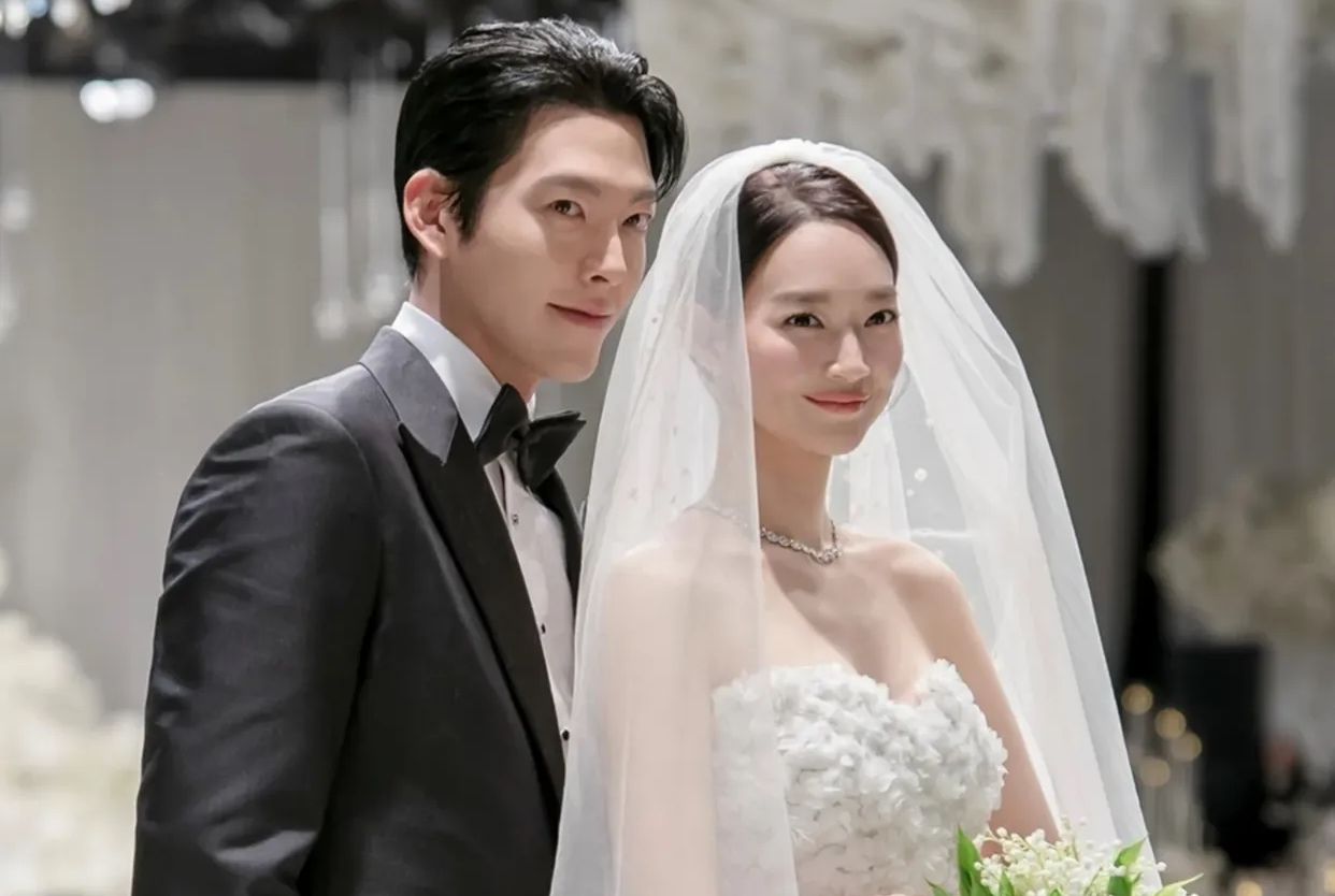Shin Min Ah Tampil Anggun dalam Gaun Bordir Floral Rp476 Juta saat Nikah