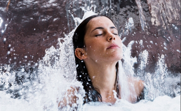 Tak Cuma Segar, Ini Manfaat Mandi Air Dingin di Pagi Hari untuk Kecantikan dan Kesehatan