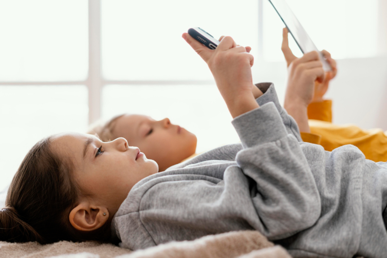 Jangan Buru-buru, Ini 3 Risiko Kesehatan Serius Kalau Anak Punya Smartphone Terlalu Dini