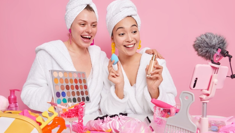 Anti Ribet dan Tahan Panas, Ini Daftar Makeup Wajib Saat Liburan ke Pantai