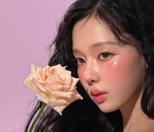 Glowing Natural! Inspirasi Makeup Flawless dan Blush On Fresh ala Winter aespa