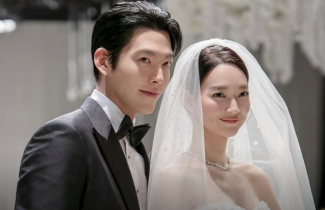 Kim Woo Bin Jadi Santa Kejutan, Bagikan Alat Menggambar dan Syal untuk 200 Anak Penderita Kanker