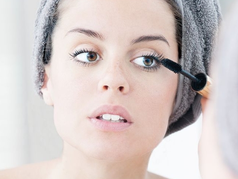 Tips Buat Mata Terlihat Lebih Lebar dengan Trik Maskara ke Arah Hidung