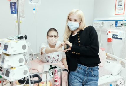 Tak Hanya Dinobatkan Jadi Wanita Tercantik 2025, Rose BLACKPINK Tuai Pujian Saat Datangi RS Anak di Seoul