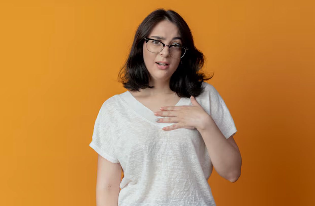 Trik Fashion Atasan untuk Dada Besar, Biar Bisa Tampil Stylish dan Percaya Diri