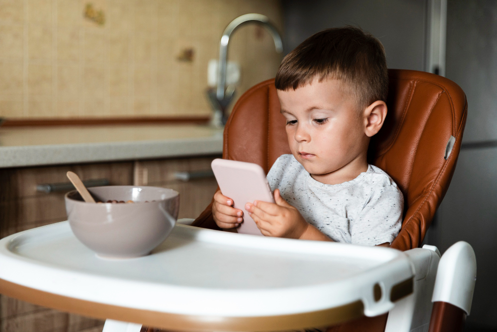 Sering Kasih Anak Makan Sambil Nonton? Hati-hati, Studi Ungkap Dampaknya Bagi Emosi Buah Hati!