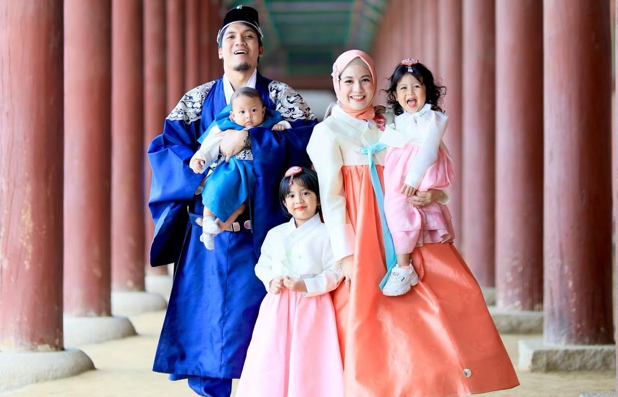 Kompak Liburan ke Korea, Desta dan Natasha Rizky Langsung Didokan Rujuk