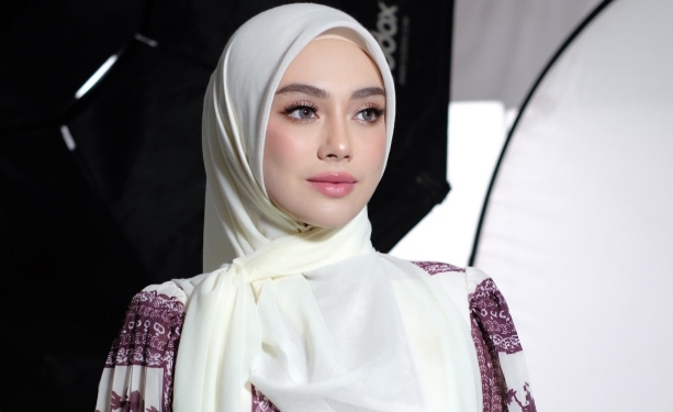 Sambil Menangis, Celine Evangelista Ungkap Perjuangan Berat Belajar Salat di Awal Menjadi Mualaf