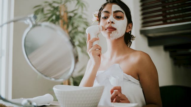 Rahasia Kulit Glowing Sejak Pagi, Ini Urutan Basic Skincare Ala Dokter Kulit yang Wajib Diikuti