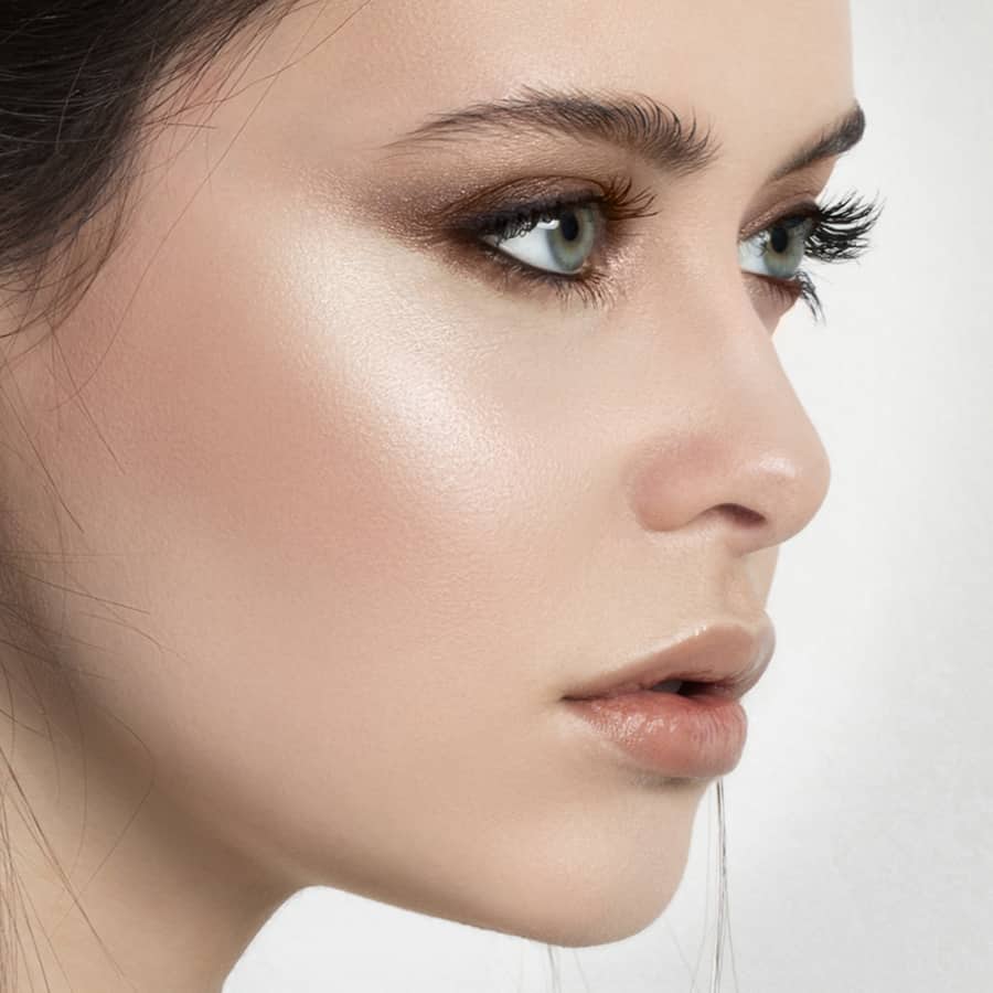 Tak Perlu Ribet! Intip Cara Aplikasikan Highlighter yang Baik dan Benar bagi Pemula