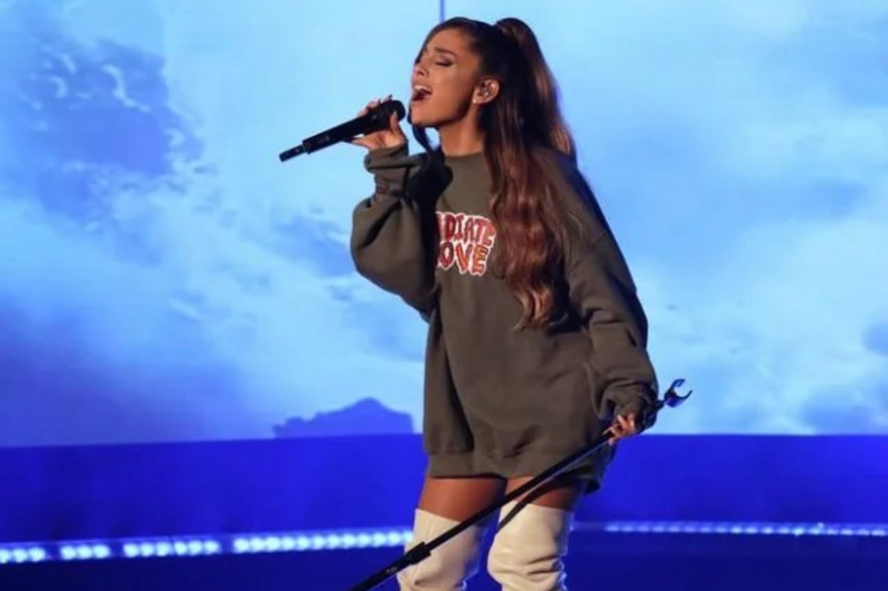 Pernah Viral, Gaya Oversized Ikonik Ariana Grande Ternyata Tameng Luka Batin