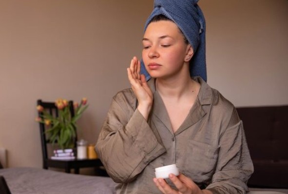 Jangan Skip! 5 Urutan Pemakaian Skincare Malam Hari agar Nutrisi Maksimal
