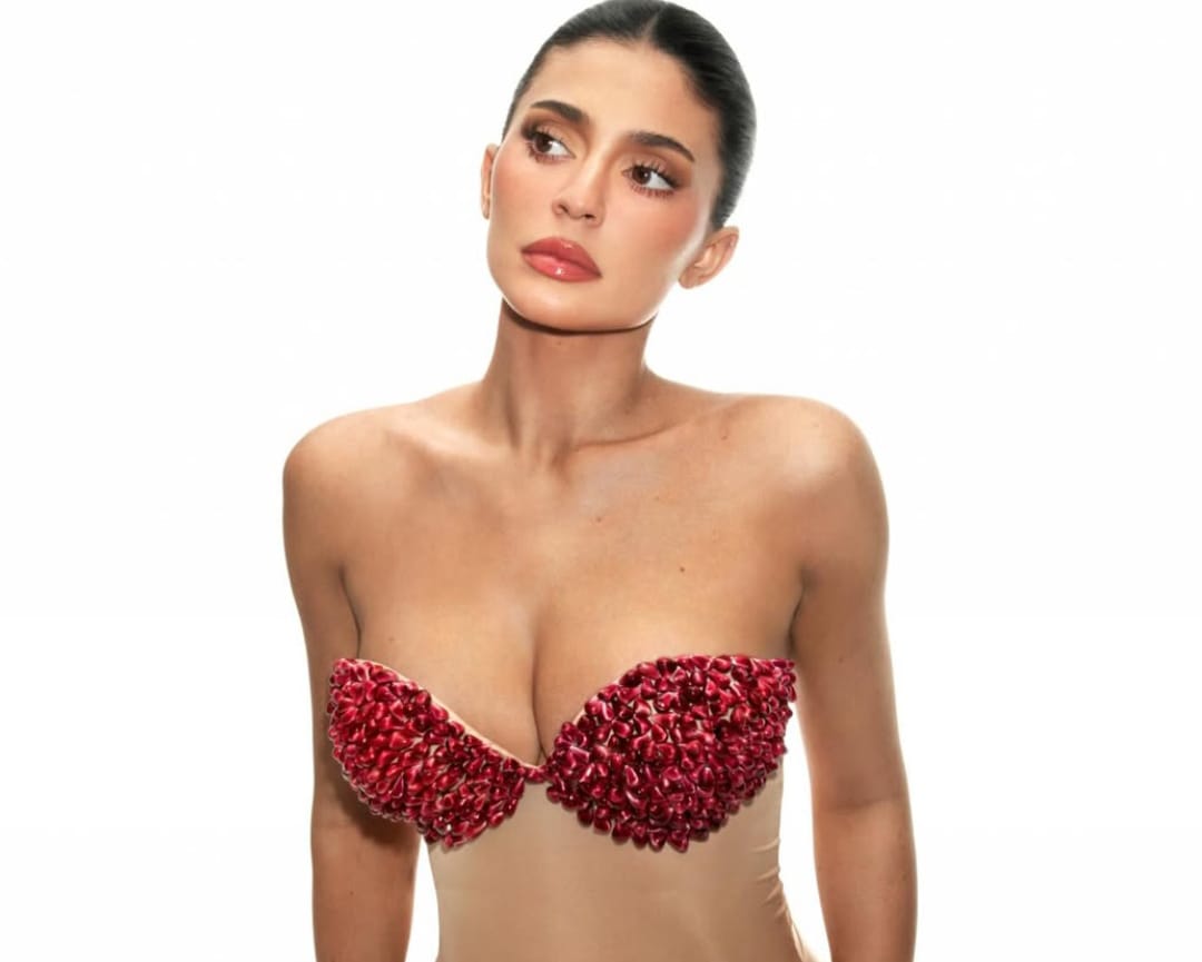 Makin Berani, Kylie Jenner Pakai Bra dari Biji Delima Demi Promosi Lip Butter Terbaru