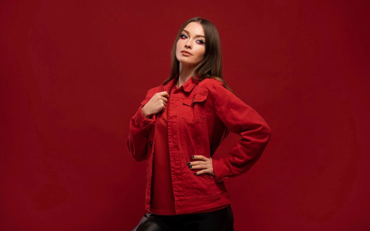 5 Warna Outfit yang Bisa Mengubah Kulitmu Tampak Lebih Cerah dan Glowing