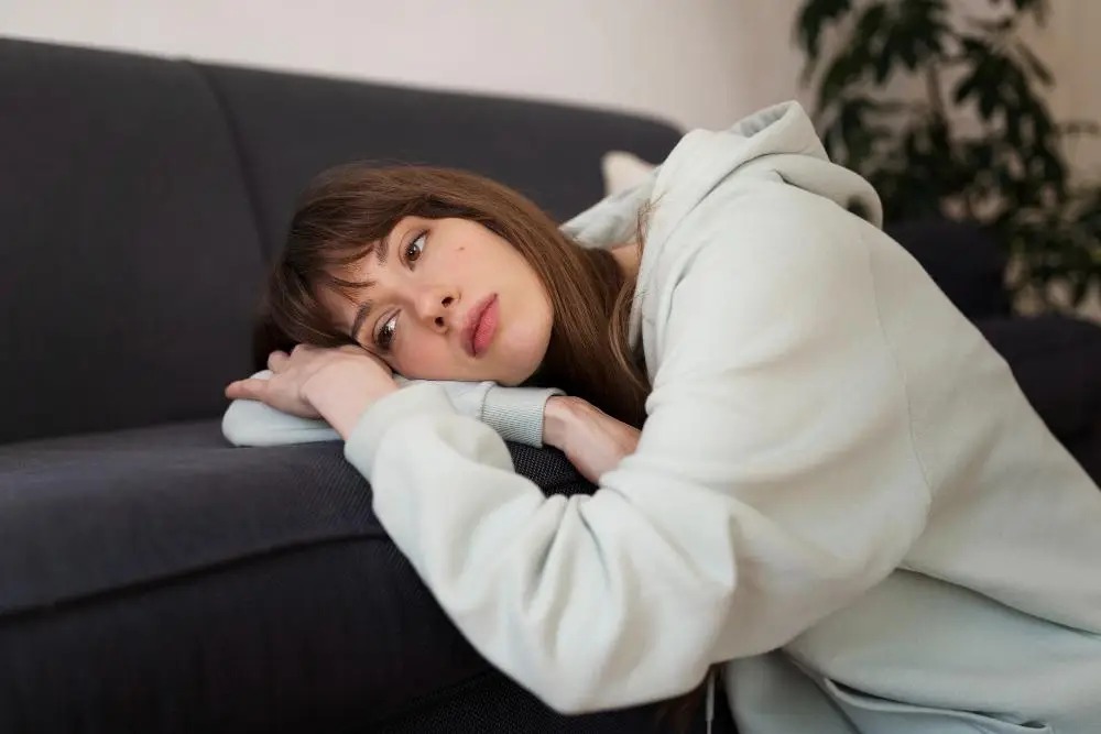 Berhenti Sok Positif! Ini 5 Alasan Kenapa Gak Harus Selalu Positive Thinking