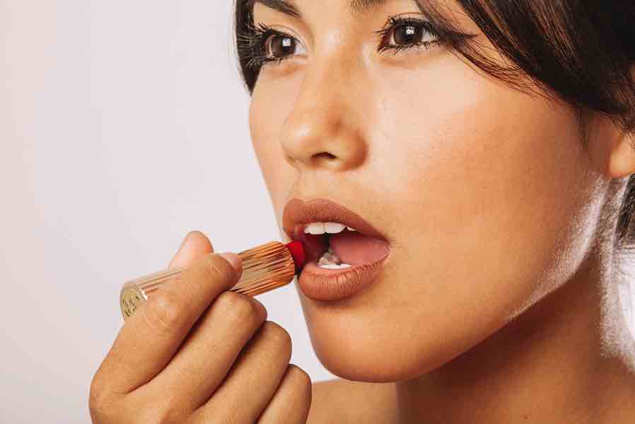 Kulit Sawo Matang Jangan Asal Pakai Lipstik! 7 Warna Ini Bikin Wajah Auto Glowing