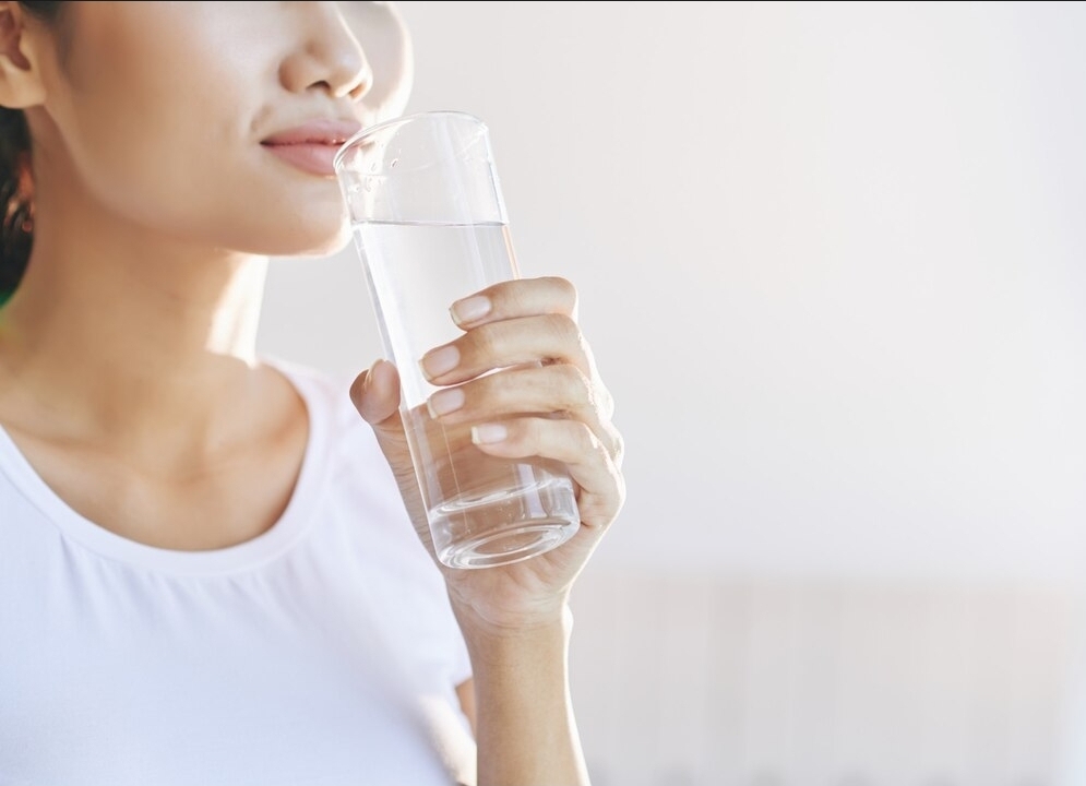 Tak Perlu Suntik Putih, Ini Sejuta Manfaat Minum Air Putih bagi Kecantikan Kulit