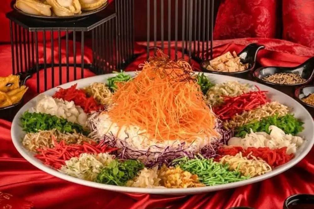Yee Sang dan Ritual Lo Hei, Tradisi Salad Imlek yang Dipercaya Banjiri Rezeki dan Keberuntungan!