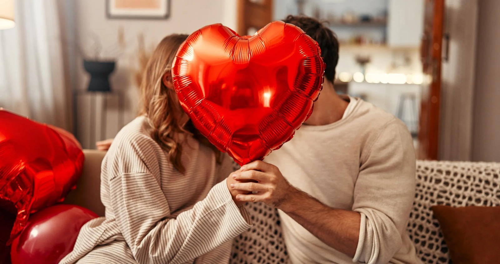Stop Kasih Cokelat! 9 Hadiah Valentine untuk Cowok Dijamin Bikin Dia Makin Cinta