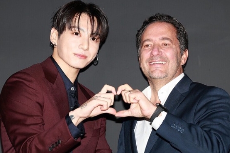 Resmi Jadi Global Ambasador, Jungkook Bikin Fans Ngakak Saat Ajari CEO Hublot Heart Pose