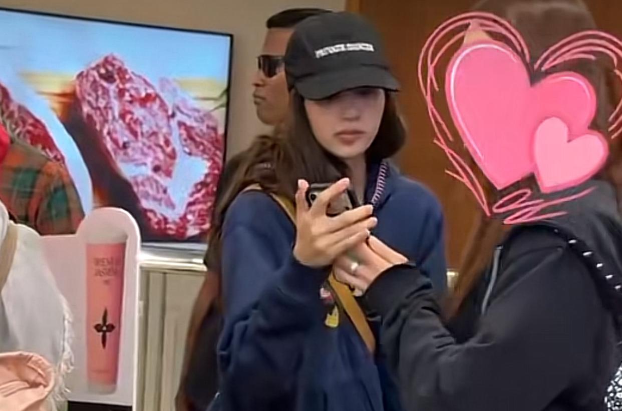 Santai dan Melokal, Lisa BLACKPINK Curi Perhatian Saat Berada di Mal Jakarta