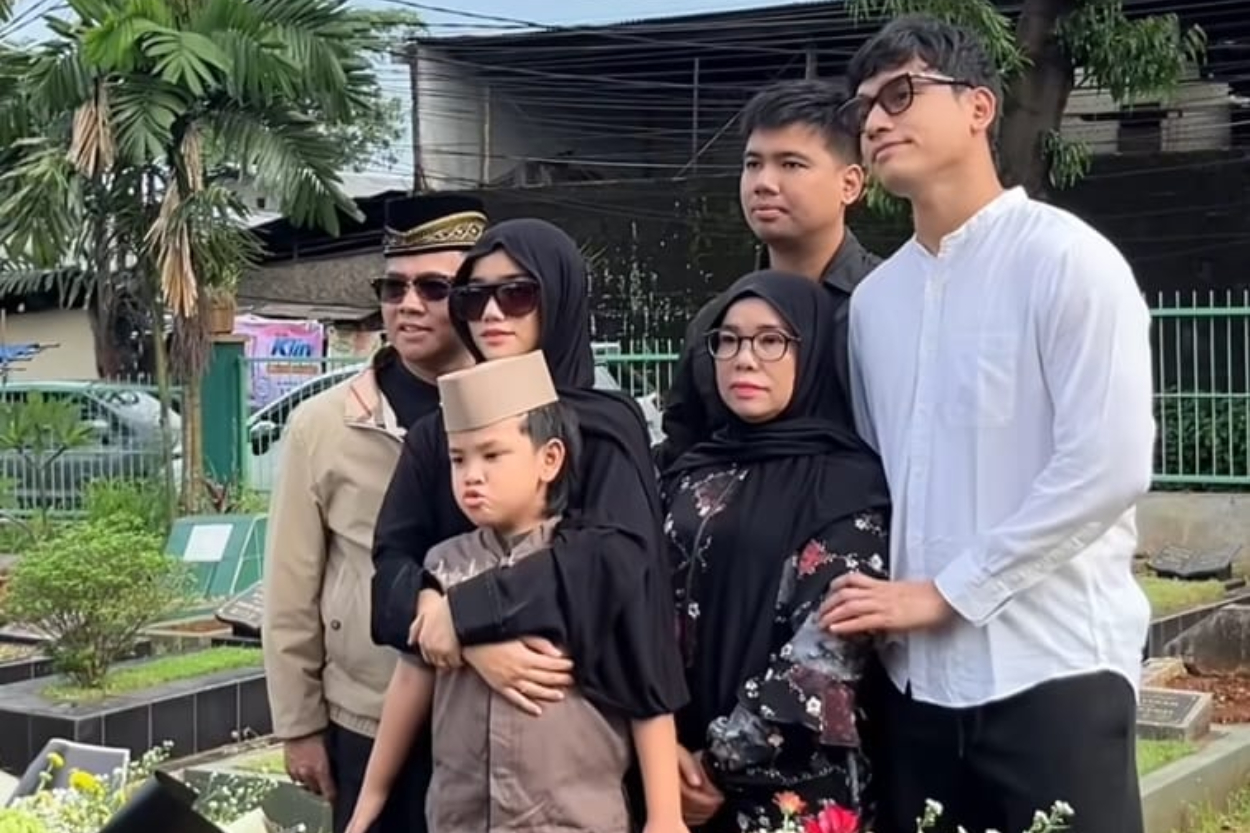 Momen Haru Ramadan 2026: Gala Sky Ziarah ke Makam Vanessa Angel dan Bibi Andriansyah Didampingi Fuji