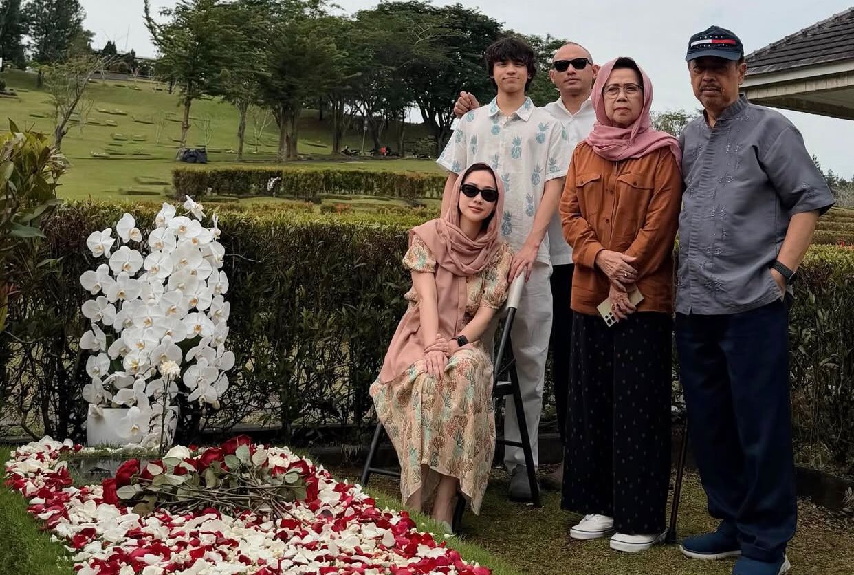 BCL Ziarah ke Makam Ashraf Sinclair, Ungkap Cinta dan Rindu Usai 6 Tahun Berpisah!