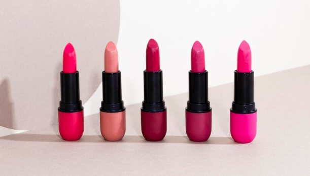 5 Rekomendasi Lipstik Semi Matte: Bibir Flawless, Nyaman Dipakai dan Tahan Lama Seharian!