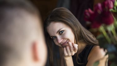 6 Alasan Wanita Jatuh Cinta pada Pria Beristri Menurut Psikologi, Kehilangan Figur Ayah Jadi Penyebab?