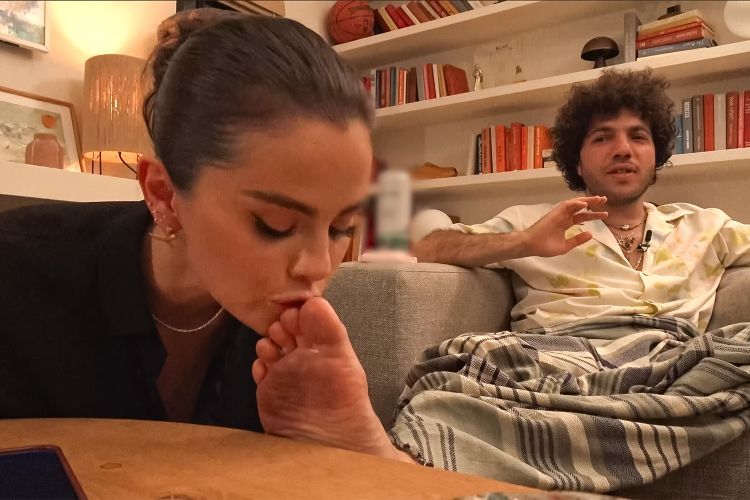 Sempat Terlihat Kotor dan Jorok, Selena Gomez Malah Tak Segan Cium Kaki Benny Blanco