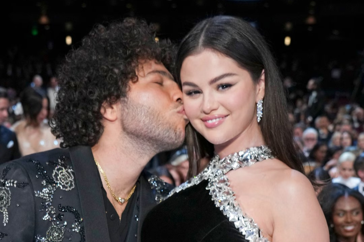 Kemesraan Unik Selena Gomez dan Benny Blanco: Cium Jempol Kaki di Depan Kamera Hingga Bahas Soal Anak