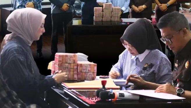 Dinan Fajrina Bayarkan Denda Rp1 Miliar untuk Doni Salmanan di Kejaksaan Negeri Kabupaten Bandung