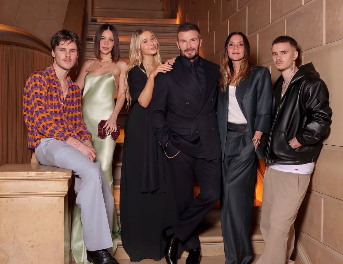 Keluarga Beckham Kompak Hadiri Paris Fashion Week, Brooklyn Masih Jaga Jarak