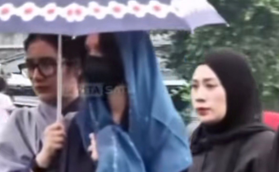 Ketegaran Sheila Dara Mengiringi Vidi Aldiano Menuju Tempat Peristirahatan Terakhir