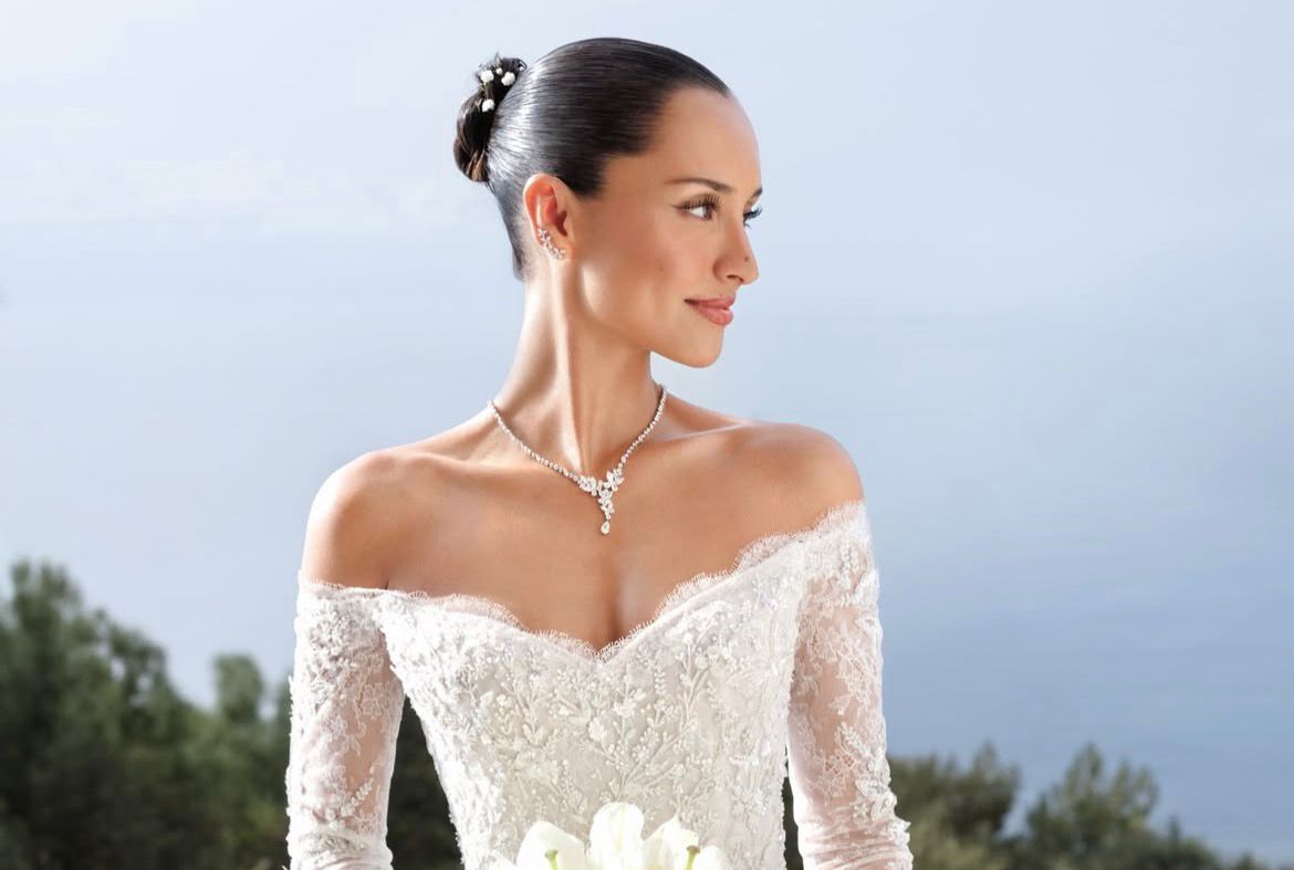 Dari Siluet hingga Sulaman Detail Gaun Pengantin Alexandra Saint Mleux. Istri Charles Leclerc Pembalap F1
